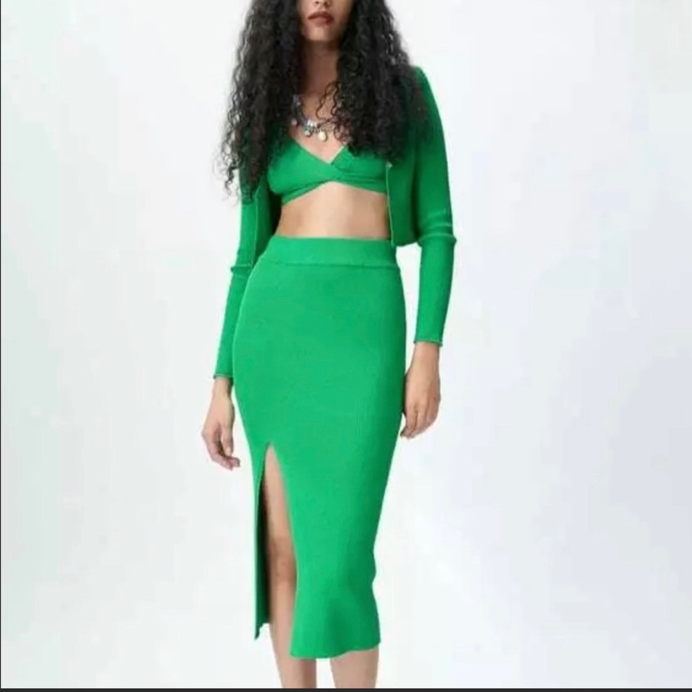 Zara green knitted skirt! Size medium. Never been worn - only to try on